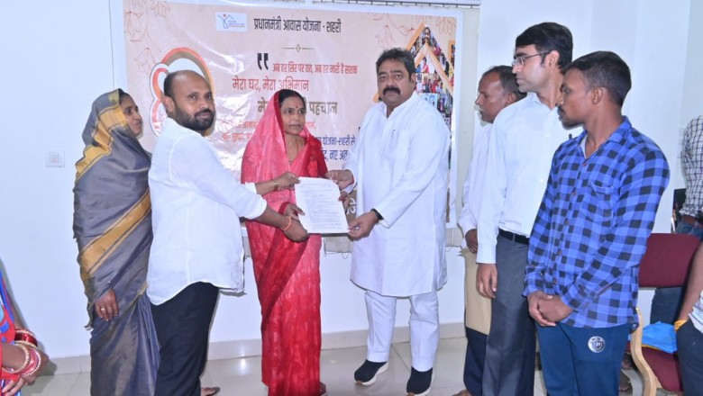 प्रधानमंत्री आवास योजना के 8 वर्ष पूर्ण, महापौर नीरज पाल ने हितग्राहियों को सौंपा भवन अनुज्ञा व नक्शा, अब हितग्राहियों का खुद का घर का सपना होगा साकार...