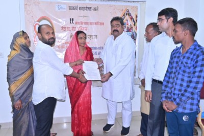 प्रधानमंत्री आवास योजना के 8 वर्ष पूर्ण, महापौर नीरज पाल ने हितग्राहियों को सौंपा भवन अनुज्ञा व नक्शा, अब हितग्राहियों का खुद का घर का सपना होगा साकार...