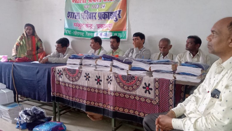 प्रकाशपुर में मुख्य अतिथि  हेमिन लाउत्रे  शाला प्रवेशोत्सव मे  हुई शामिल  बाटी साइकिल,साइकिल पाकर छात्राओं के चेहरे खिले