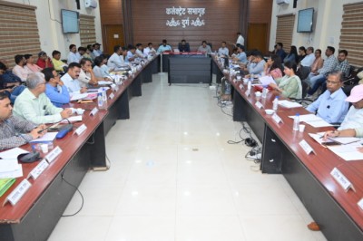 कलेक्टर ने की शासन के प्राथमिकता वाले कार्यों की समीक्षा....