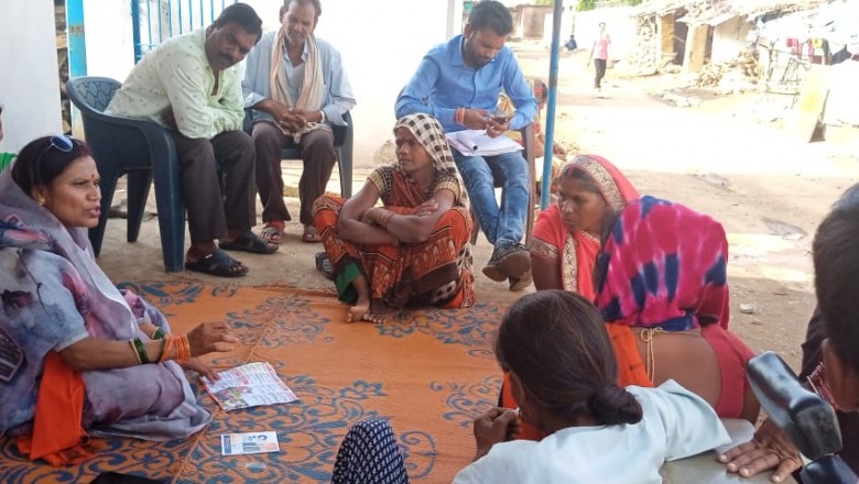 पूर्व अध्यक्ष हेमिन लाउत्रे ने समस्याओ से हुए अवगत, केंद्र  की  योजनाओं की दी जानकारी....