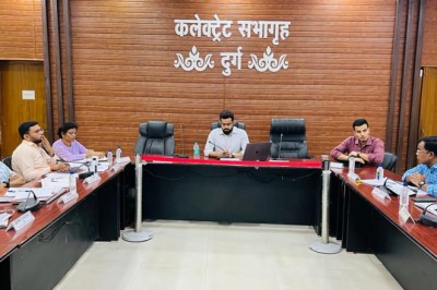 कलेक्टर ने राजस्व अधिकारियों की ली बैठक:प्रधानमंत्री आवास योजना के तहत प्रगतिरत कार्याे को शीघ्र पूर्ण करें, विधानसभा निर्वाचन 2023 की तैयारियों की समीक्षा...