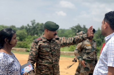 एनडीआरएफ की टीम द्वारा अंबागढ़ चौकी क्षेत्र के संभावित बाढ़ क्षेत्र का निरीक्षण