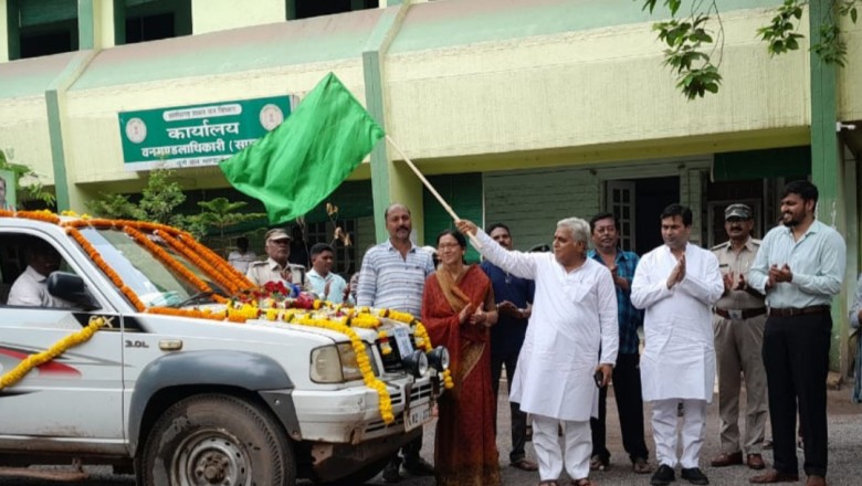 विधायक,महापौर व जिला पंचायत अध्यक्ष द्वारा हरी झंडी दिखाकर इस योजना का शुभारंभ कर पौधा वितरण वाहन को किया रवाना...