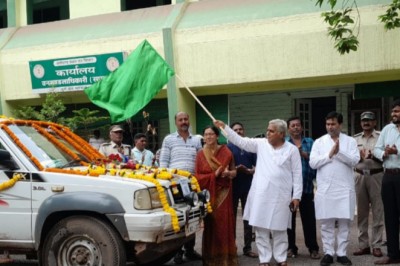 विधायक,महापौर व जिला पंचायत अध्यक्ष द्वारा हरी झंडी दिखाकर इस योजना का शुभारंभ कर पौधा वितरण वाहन को किया रवाना...