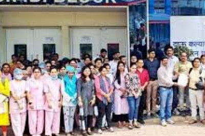 वर्करों की हड़ताल के चलते अस्पताल में इलाज प्रभावित...