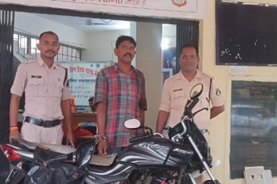 शातिर मोटर साइकिल चोर को खैरागढ़ पुलिस ने किया गिरफ्तार,चोर के कब्जे से मोटर साइकिल बरामद कर किया गया जप्त...