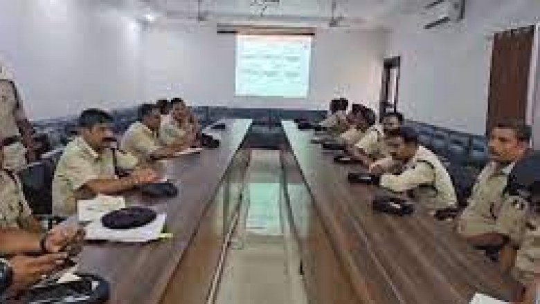 चुनावी प्रशिक्षण में सोती रही दुर्ग पुलिस : मुख्य निर्वाचन पदाधिकारी जब दे रहे थे जानकारी, अधिकारी सोने और मोबाइल में थे व्यस्त...