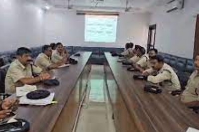 चुनावी प्रशिक्षण में सोती रही दुर्ग पुलिस : मुख्य निर्वाचन पदाधिकारी जब दे रहे थे जानकारी, अधिकारी सोने और मोबाइल में थे व्यस्त...