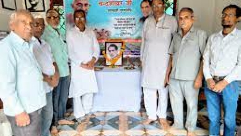 समाजवादी नेताओं ने रुआबांधा के पूर्व प्रधानमंत्री चंद्रशेखर को श्रद्धांजलि दी,साथ ही उनके आदर्शों को बताया...