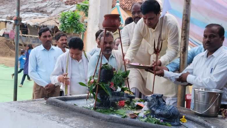 विधायक भुनेश्वर बघेल बाटगांव मे शिवलिंग की पूजा अर्चना,बाबा महाकाल से आर्शीवाद लिया  क्षेत्रवासियों के लिए मांगी सुख समृद्धि, खुशहाली...