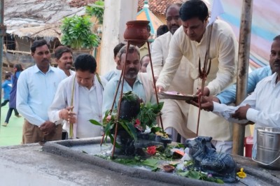 विधायक भुनेश्वर बघेल बाटगांव मे शिवलिंग की पूजा अर्चना,बाबा महाकाल से आर्शीवाद लिया  क्षेत्रवासियों के लिए मांगी सुख समृद्धि, खुशहाली...