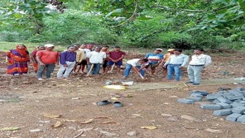 पूर्व जनपद सदस्य  हिरेन्द्र साहू ने कुदाली चलाकर खोराटोला मे प्राथमिक शाला अतिरिक्त कक्ष निर्माण का किया गया भूमिपूजन...