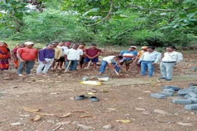पूर्व जनपद सदस्य  हिरेन्द्र साहू ने कुदाली चलाकर खोराटोला मे प्राथमिक शाला अतिरिक्त कक्ष निर्माण का किया गया भूमिपूजन...