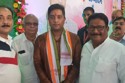 चैतन्य बघेल से पूर्व विधायक भोला राम साहू ने सौजन्य मुलाकात किया