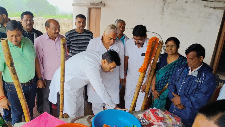 हरेली तिहार की धूम: बरसते पानी मे गौठान में हुए पारम्परिक कार्यक्रम: विधायक,महापौर, आयुक्त एवं सभापति ने गेड़ी,भौंरा चलाकर लुत्फ उठाया