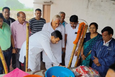 हरेली तिहार की धूम: बरसते पानी मे गौठान में हुए पारम्परिक कार्यक्रम: विधायक,महापौर, आयुक्त एवं सभापति ने गेड़ी,भौंरा चलाकर लुत्फ उठाया