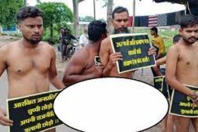 रायपुर में युवाओं ने किया विधानसभा रोड़ पर नग्न प्रदर्शन,पीछे लौट रहा था मंत्रियों का काफिला....