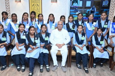 मुख्यमंत्री से देवादा के स्वामी आत्मानंद उत्कृष्ट हिंदी माध्यम विद्यालय के विद्यार्थियों ने की मुलाकात...