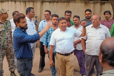 कलेक्टर ने आयुक्त के साथ शहर का किया निरीक्षण - शहर के प्रमुख मार्गाे के किनारे फुटपाथों पर लगें अवैध कब्जे को हटाने के निर्देश...
