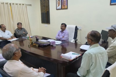 संभागायुक्त  कावरे ने अधीक्षण अभियंताओं की ली बैठक, अभियंताओं को निर्माण कार्याे में तेजी लाने के दिये निर्देश...