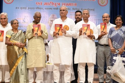 डॉ. खूबचंद बघेल जयंती समारोह में शामिल हुए मुख्यमंत्री  बघेल डॉ. खूबचंद बघेल बहुयामी प्रतिभा के धनी थे साथ ही कई अधिकारी शामिल...