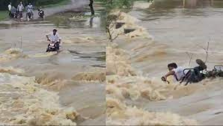 बाइक सहित नाले में बहा युवक :बारिश से बढ़ा था जलस्तर, लोगों ने मना किया, फिर भी नहीं माना...