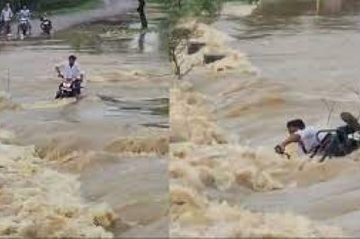 बाइक सहित नाले में बहा युवक :बारिश से बढ़ा था जलस्तर, लोगों ने मना किया, फिर भी नहीं माना...