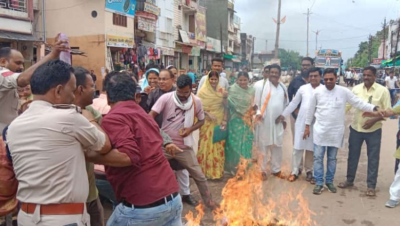 जिला ग्रामीण महिला कांग्रेस के नेतृत्व में नरेंद्र मोदी व मणिपुर मुख्यमंत्री  बिरेंन सिंह का पुतला दहन ''हर जोर जुल्म के टक्कर में संघर्ष हमारा नारा है''...