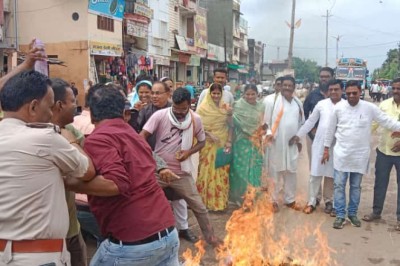 जिला ग्रामीण महिला कांग्रेस के नेतृत्व में नरेंद्र मोदी व मणिपुर मुख्यमंत्री  बिरेंन सिंह का पुतला दहन ''हर जोर जुल्म के टक्कर में संघर्ष हमारा नारा है''...