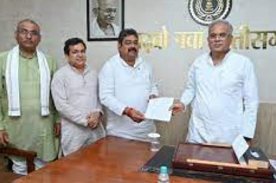 मुख्यमंत्री से शहर विकास के लिए मांगों पर चर्चा: सड़कों को बनाने निगम के पास बजट नहीं, सीएम से मिलकर मेयर ने की राशि की मांग...