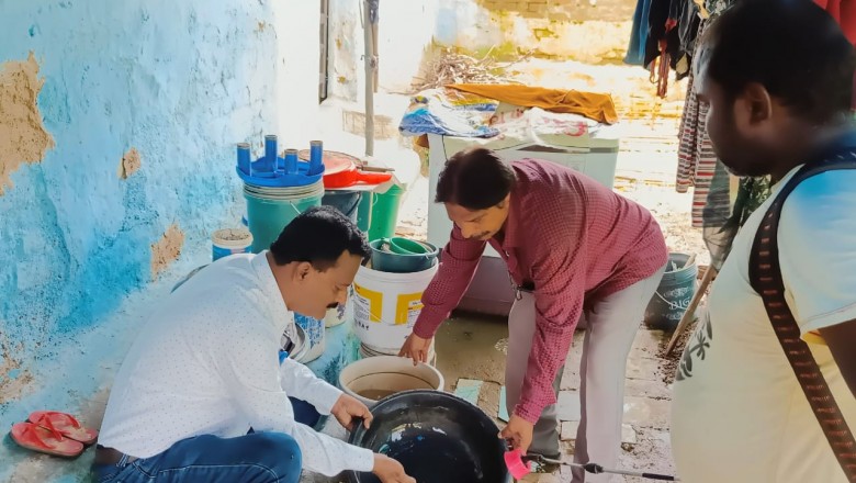 पानी टंकी में डेंगू के लार्वा की जांच व पुराने टायर में भरे पानी को निगम ने कराया खाली...निगम द्वारा डेंगू से लड़ने घर घर अभियान,घरों और दुकानों में पहुंची निगम टीम..