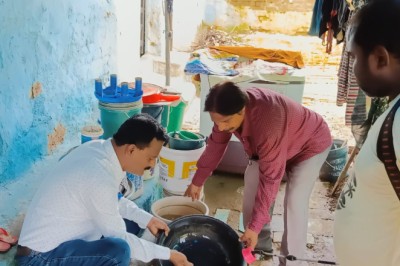 पानी टंकी में डेंगू के लार्वा की जांच व पुराने टायर में भरे पानी को निगम ने कराया खाली...निगम द्वारा डेंगू से लड़ने घर घर अभियान,घरों और दुकानों में पहुंची निगम टीम..