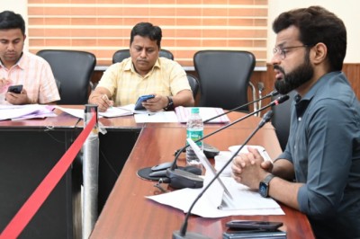 कलेक्टर द्वारा सड़कों में बैठे अवांरा पशुओं की रोकथाम हेतु कारगर पहल करें अधिकारी,सड़क दुर्घटना पर पशुपालकों के विरूद्ध होगी धारा-133 के तहत कार्यवाही...