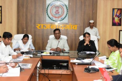 कलेक्टर डोमन सिंह ने कलेक्टोरेट सभाकक्ष में रानी सूर्यमुखी देवी राजगामी संपदा न्यास समिति की ली बैठक...
