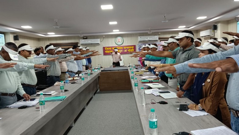 मतदाता सूची संक्षिप्त पुनरीक्षण कार्य के संबंध में कलेक्ट्रेट के अधिकारी कर्मचारियों ने लिया संकल्प..कलेक्टर ने दिलाया संकल्प...