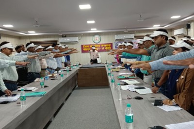 मतदाता सूची संक्षिप्त पुनरीक्षण कार्य के संबंध में कलेक्ट्रेट के अधिकारी कर्मचारियों ने लिया संकल्प..कलेक्टर ने दिलाया संकल्प...