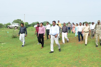 मुख्यमंत्री के राजनांदगांव प्रवास के मद्देनजर कलेक्टर ने ग्राम सेम्हरादैहान में तैयारी का लिया जायजा...