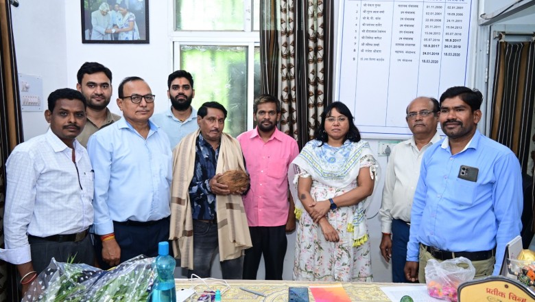 सहायक ग्रेड-3 मच्छेन्द्र महाले को सेवानिवृत्त होने पर जनसम्पर्क कार्यालय में दी गई भावभीनी विदाई...