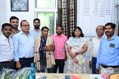 सहायक ग्रेड-3 मच्छेन्द्र महाले को सेवानिवृत्त होने पर जनसम्पर्क कार्यालय में दी गई भावभीनी विदाई...
