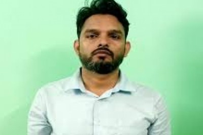 युवक गिरफ्तार : फॉरेन मेडिकल ग्रेजुएट एग्जामिनेशन में दूसरे की सीट पर बैठकर सॉल्व कर रहा था पेपर...