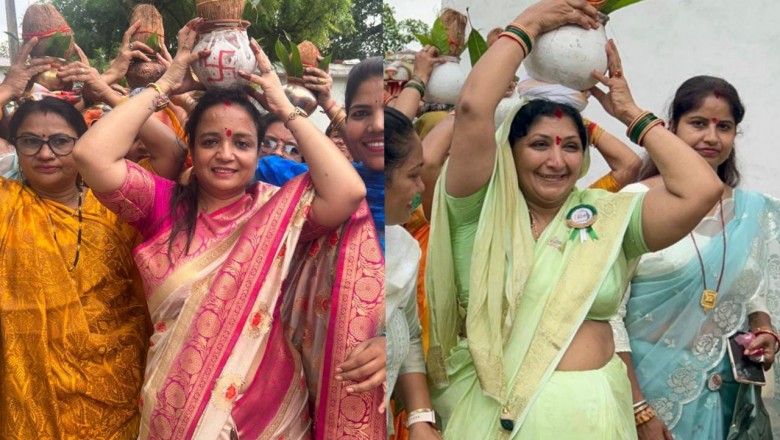 भगवान शिव के जयकारों के साथ निकली भजन कीर्तन के साथ भव्य कलश यात्रा :कलश यात्रा के दौरान सिर पर कलश लिए मंजू वोरा,स्वेता बाकलीवाल,नीलू सिंह एवं महिलाए...
