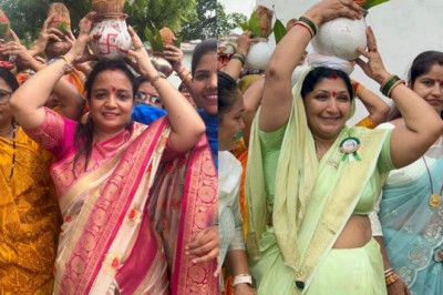 भगवान शिव के जयकारों के साथ निकली भजन कीर्तन के साथ भव्य कलश यात्रा :कलश यात्रा के दौरान सिर पर कलश लिए मंजू वोरा,स्वेता बाकलीवाल,नीलू सिंह एवं महिलाए...