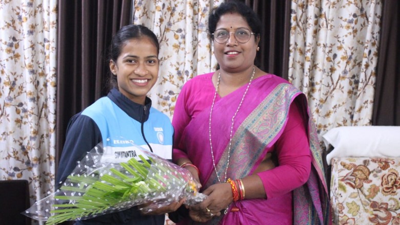 दिल्ली में आयोजित एशियन गेम्स में भारोत्तोलन में द्वितीय स्थान प्राप्त कर सिल्वर मेडल मिलने पर महापौर हेमा देशमुख ने वेटलिफ्टर ज्ञानेश्वरी यादव को दी बधाई...