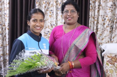 दिल्ली में आयोजित एशियन गेम्स में भारोत्तोलन में द्वितीय स्थान प्राप्त कर सिल्वर मेडल मिलने पर महापौर हेमा देशमुख ने वेटलिफ्टर ज्ञानेश्वरी यादव को दी बधाई...