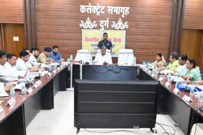 प्रभारी मंत्री मोहम्मद अकबर ने ली अधिकारियों की समीक्षा बैठक...विभागीय योजनाओं के क्रियान्वयन की ली जानकारी...