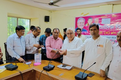 विधायक अरुण वोरा व महापौर के हाथों 21 नए परिवारों को मिला अपना पक्का आवास...