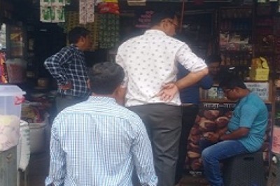 प्रतिबंधित प्लास्टिक उपयोग करने पर कार्यवाही करने निगम की टीम पहुॅची आज गुडाखू लाईन फल मार्केट...