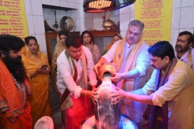 भिलाई में सावन सोमवार पर राज राजेश्वरी मंदिर में अजय जामवाल ने किया रुद्राभिषेक...साथ ही 1100 रुद्राक्ष भी बाटें...