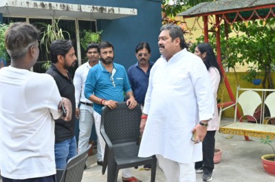 डेंगू के रोकथाम के लिए निगम प्रशासन कर रहा कारगर उपाय महापौर नीरज पाल ने सेक्टर एरिया में किया निरीक्षण